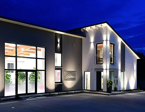 Beleuchtetes Bürogebäude bei Nacht in Sulzbach-Rosenberg, geplant von Architektur Piehler